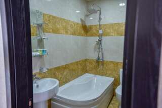 Отель MariaLuis Hotel Тбилиси Стандартный трехместный номер-4